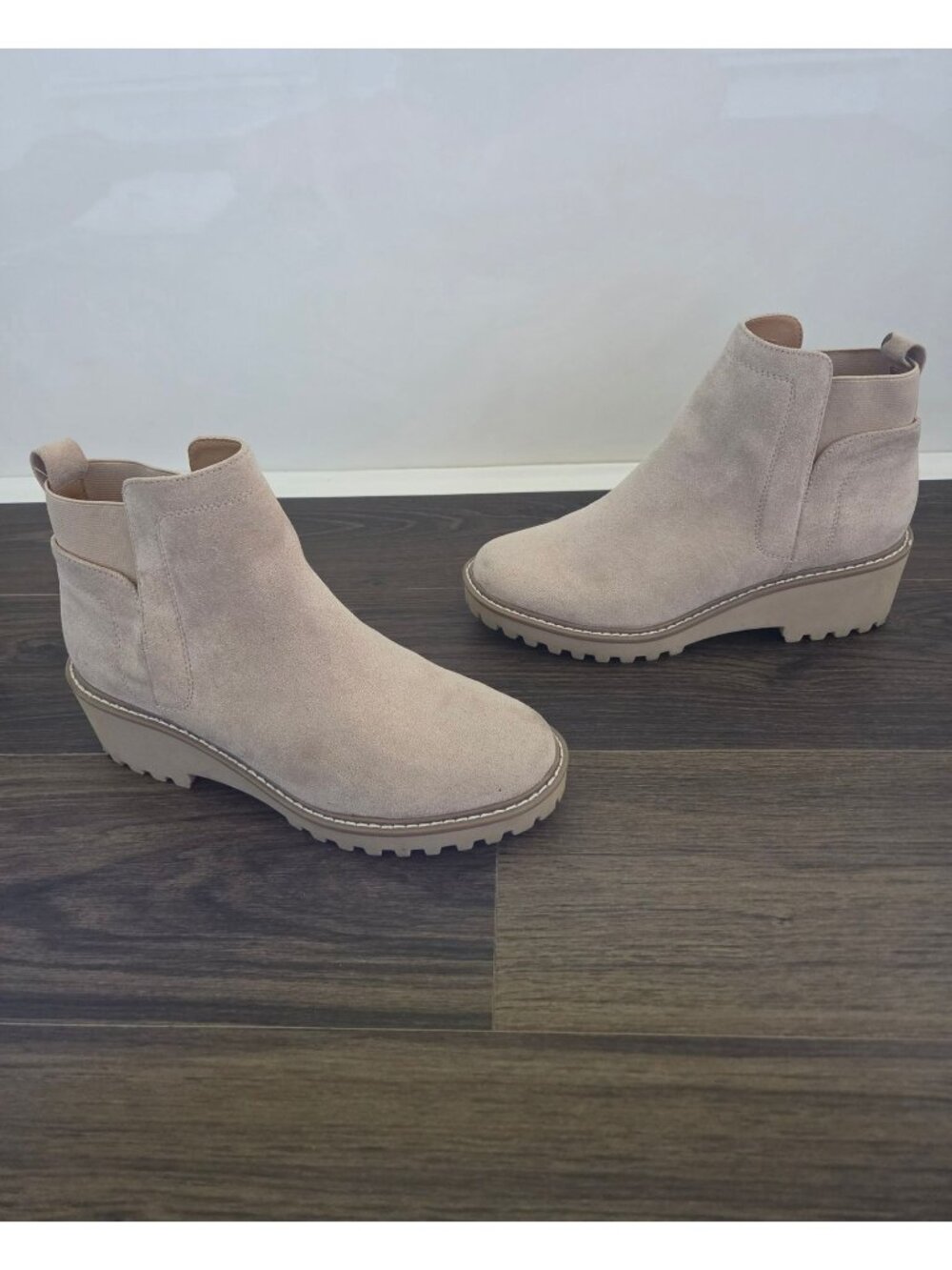 💙 Dolce Vita Rango Ankle Boots 9 Beige Faux Suede Wedge Chelsea Lug Sole Fall